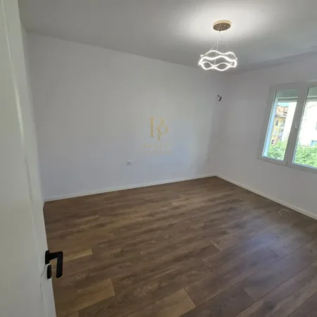 Tirane, shitet apartament 2+1+Ballkon Kati 4, 185.000 € (Myslym Shyr)