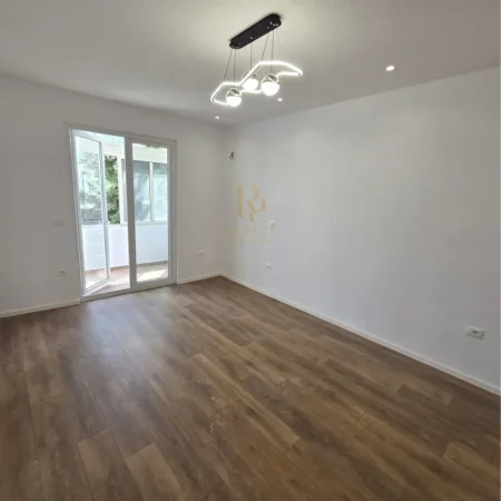 Tirane, shitet apartament 2+1+Ballkon Kati 4, 185.000 € (Myslym Shyr)