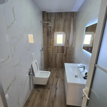 Tirane, shitet apartament 2+1+Ballkon Kati 4, 185.000 € (Myslym Shyr)