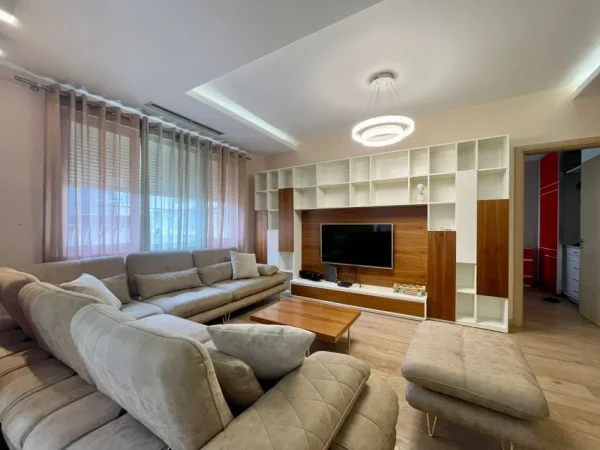 Tirane, jepet me qera apartament 3+1+Aneks+Ballkon Kati 2, 138 m² 900 € (rruga 5 maji)