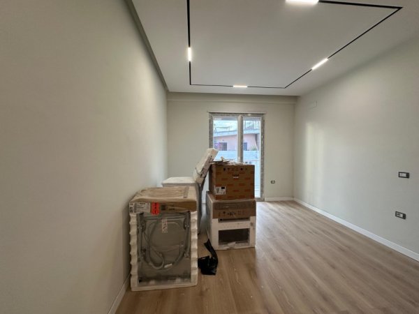 Tirane, jepet me qera apartament 1+1+Aneks+Ballkon Kati 7, 450 € (rruga 5 maji)
