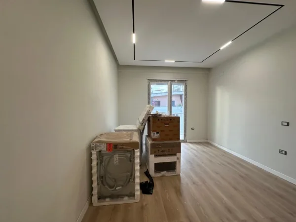 Tirane, jepet me qera apartament 1+1+Aneks+Ballkon Kati 7, 450 € (rruga 5 maji)