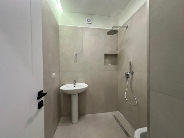 Tirane, jepet me qera apartament 1+1+Aneks+Ballkon Kati 7, 450 € (rruga 5 maji)