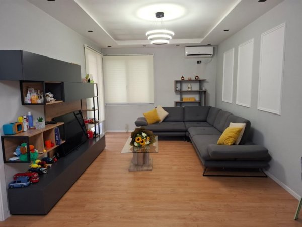 Jepet me qira apartaement (2+1) Kopshti Botanik 800 euro