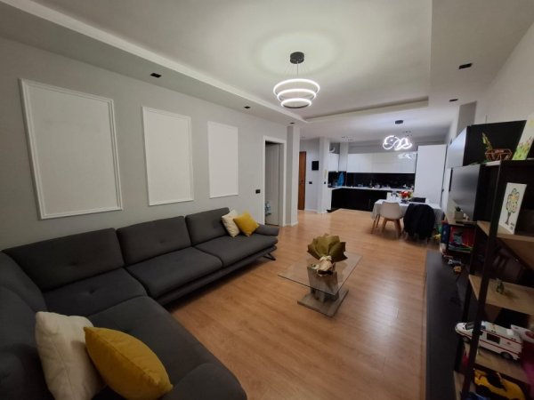 Jepet me qira apartaement (2+1) Kopshti Botanik 800 euro