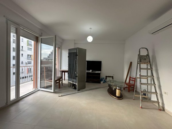 Tirane, jepet me qera apartament 2+1+Aneks+Ballkon Kati 3, 600 € (rruga 5 maji)