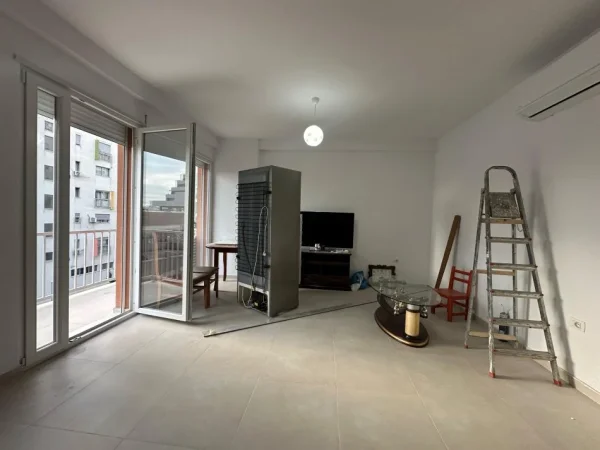 Tirane, jepet me qera apartament 2+1+Aneks+Ballkon Kati 3, 600 € (rruga 5 maji)