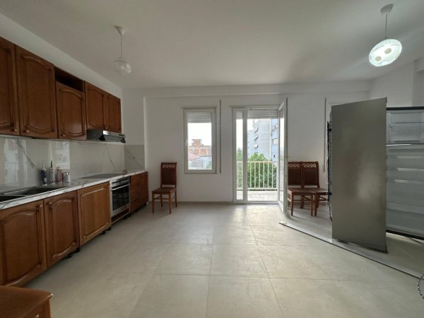 Tirane, jepet me qera apartament 2+1+Aneks+Ballkon Kati 3, 600 € (rruga 5 maji)