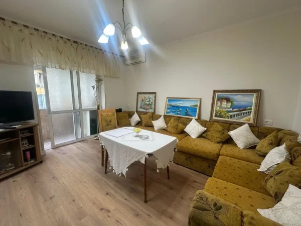 Tirane, jepet me qera apartament 2+1+Aneks+Ballkon Kati 4, 550 € (selvia)
