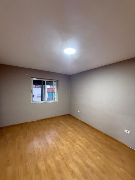 Tirane, jepet me qera apartament 1+1+Ballkon Kati 3, 88 m² 500 € (Pazari i Ri)