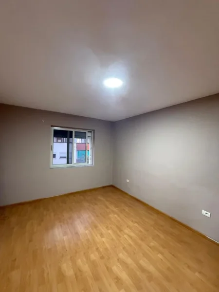 Tirane, jepet me qera apartament 1+1+Ballkon Kati 3, 88 m² 500 € (Pazari i Ri)