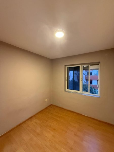 Tirane, jepet me qera apartament 1+1+Ballkon Kati 3, 88 m² 500 € (Pazari i Ri)