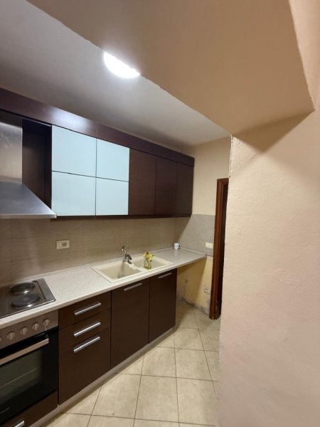Tirane, jepet me qera apartament 1+1+Ballkon Kati 3, 88 m² 500 € (Pazari i Ri)