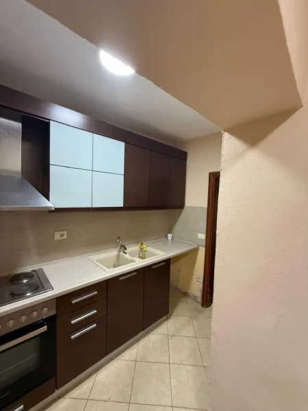 Tirane, jepet me qera apartament 1+1+Ballkon Kati 3, 88 m² 500 € (Pazari i Ri)