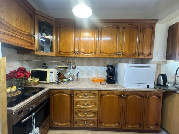 Tirane, jepet me qera apartament 2+1+Aneks+Ballkon Kati 4, 550 € (qender)