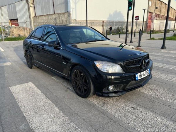 Tirane, shitet makine Mercedes c-class 220 cdi Nafte, e zeze automatik Klima 215.000 km 7.500 €
