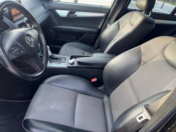 Tirane, shitet makine Mercedes c-class 220 cdi Nafte, e zeze automatik Klima 215.000 km 7.500 €