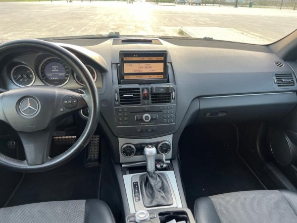 Tirane, shitet makine Mercedes c-class 220 cdi Nafte, e zeze automatik Klima 215.000 km 7.500 €