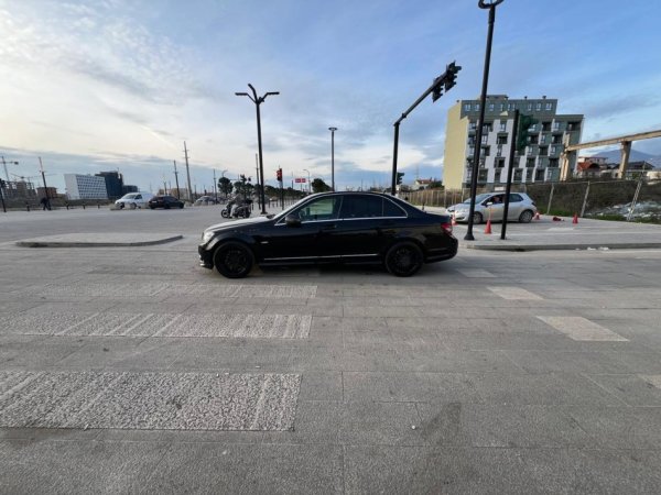 Tirane, shitet makine Mercedes c-class 220 cdi Nafte, e zeze automatik Klima 215.000 km 7.500 €