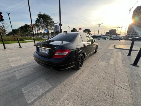 Tirane, shitet makine Mercedes c-class 220 cdi Nafte, e zeze automatik Klima 215.000 km 7.500 €