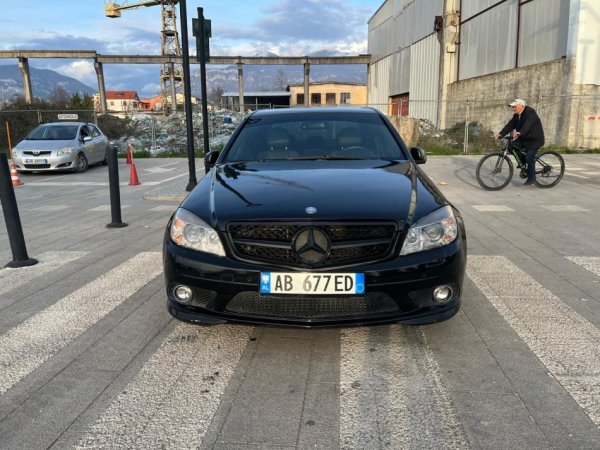 Tirane, shitet makine Mercedes c-class 220 cdi Nafte, e zeze automatik Klima 215.000 km 7.500 €