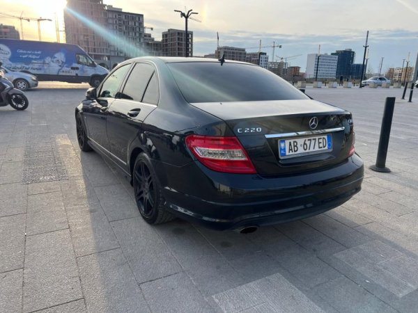 Tirane, shitet makine Mercedes c-class 220 cdi Nafte, e zeze automatik Klima 215.000 km 7.500 €