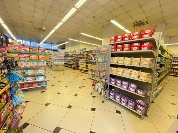 Tirane, jepet me qera ambjent biznesi Kati 0, 250 m² 2.500 € (Rruga Kastriotet)