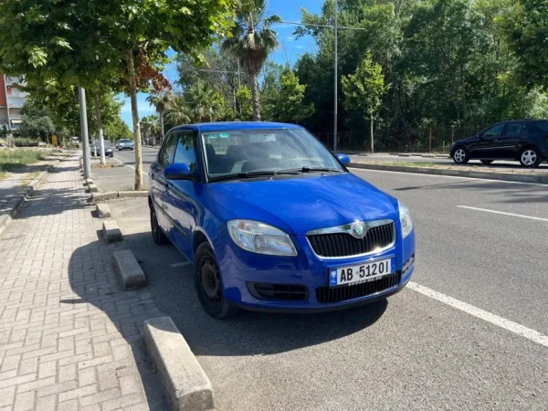 Tirane, shitet makine Skoda benzine-gaz fabrike, (nje pronar), 2008 Manual Benzin+Gaz, blu manuale Klima 3.500 €