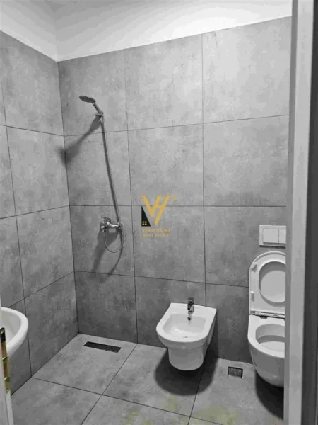 Tirane, jepet me qera apartament 2+1+Ballkon Kati 3, 78 m² 650 € (5 MAJI)