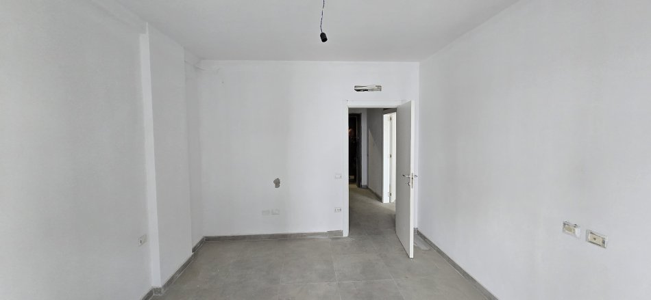 Tirane, jepet me qera apartament 1+1 Kati 1, 65 m² 600 € (Liqeni i Thate)