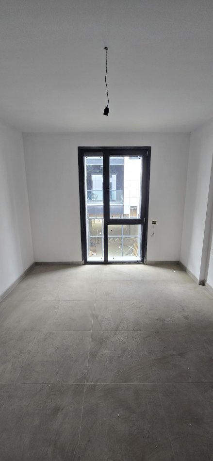 Tirane, jepet me qera apartament 1+1 Kati 1, 65 m² 600 € (Liqeni i Thate)