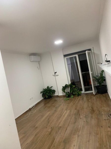 Tirane, jepet me qera zyre Kati 3, 65 m² 800 € (MYSLYM SHYRI)