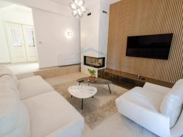 Tirane, shitet Vile 2+1 Kati 0, 255 m² 825.000 € (Sauk, Rezidenca Porta e gjelber)