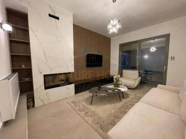 Tirane, shitet Vile 2+1 Kati 0, 255 m² 825.000 € (Sauk, Rezidenca Porta e gjelber)