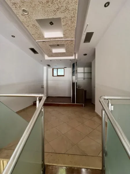 Tirane, jepet me qera dyqan Kati 1, 70 m² 350 € (JEPET SUPER DYQAN ME NJE SIPERFAQE PREJ 70M2 NE 5 MAJI -350 EURO/MUAJI)