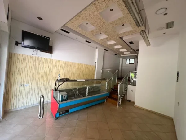 Tirane, jepet me qera dyqan Kati 1, 70 m² 350 € (JEPET SUPER DYQAN ME NJE SIPERFAQE PREJ 70M2 NE 5 MAJI -350 EURO/MUAJI)