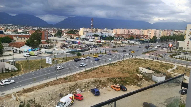 Tirane, jepet me qera zyre Kati 1, 110 m² 450 € (Ish Shqiponja)