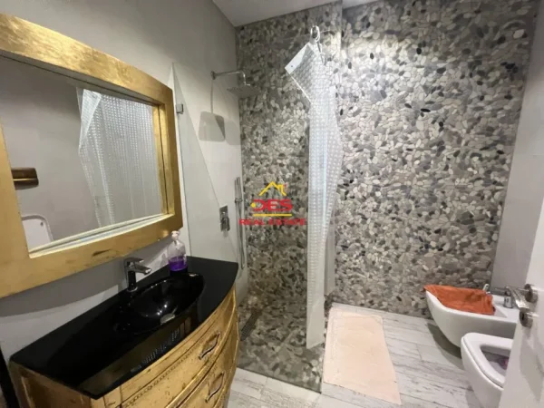 Vlore, jepet me qera apartament 1+1+Ballkon Kati 5, 78 m² 520 € (Rruga Murat Tërbaçi)
