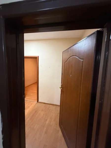 Tirane, jepet me qera zyre Kati 3, 88 m² 500 € (Pazari i Ri)