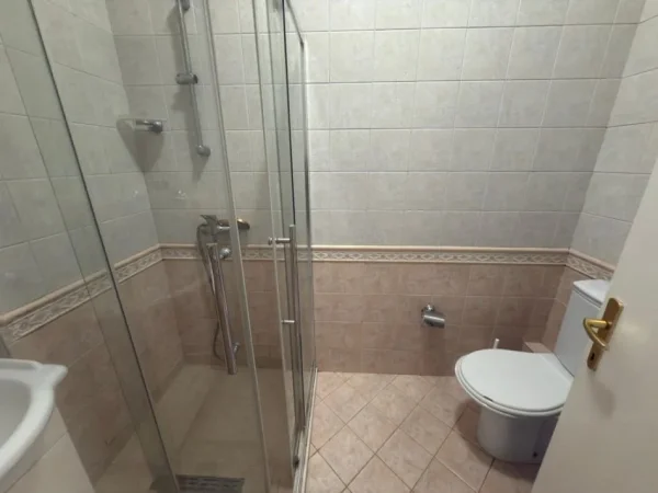 Tirane, jepet me qera apartament 2+1 , 100 m² 800 € (Bllok)