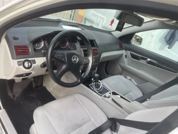 Tirane, mercedes benz Nafte, e bardhë manuale Klima 210 km 6.500 €
