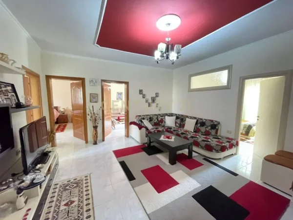 Tirane, jepet me qera apartament 2+1+Ballkon Kati 2, 120 m² 550 € (Sauk)