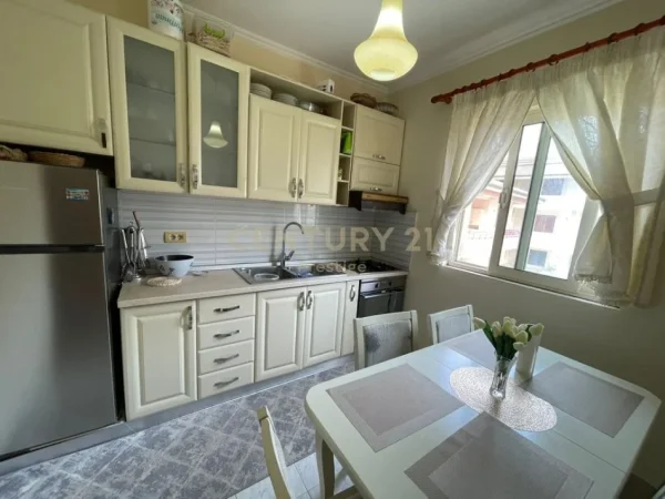 Tirane, jepet me qera apartament 2+1+Ballkon Kati 2, 120 m² 550 € (Sauk)
