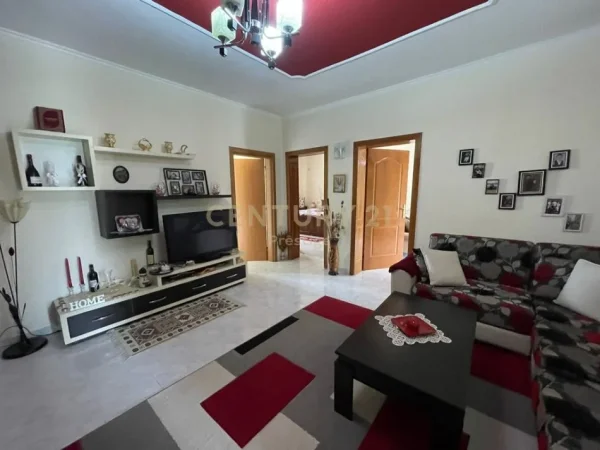 Tirane, jepet me qera apartament 2+1+Ballkon Kati 2, 120 m² 550 € (Sauk)
