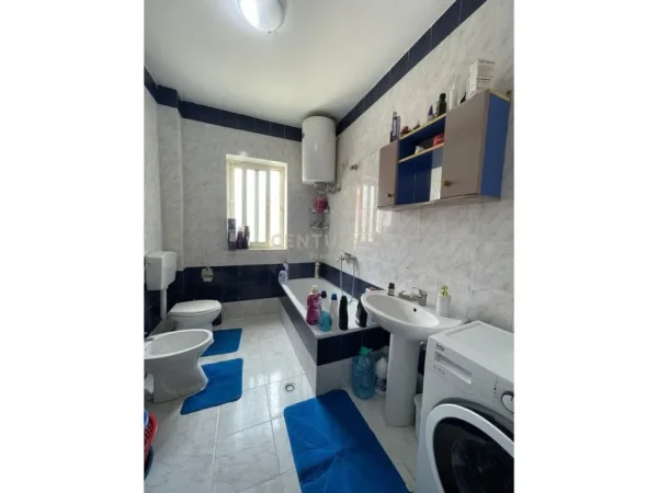 Tirane, jepet me qera apartament 2+1+Ballkon Kati 2, 120 m² 550 € (Sauk)