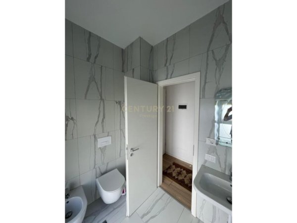 Tirane, jepet me qera apartament 2+1 Kati 4, 80 m² 400 € (Mangalem)