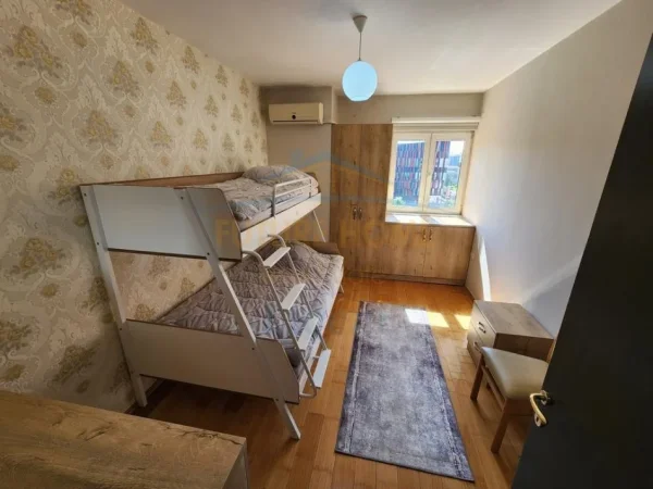 Tirane, jepet me qera apartament 2+1+Ballkon Kati 5, 96 m² 1.000 € (Rruga Elbasanit, Prane Air Albania)