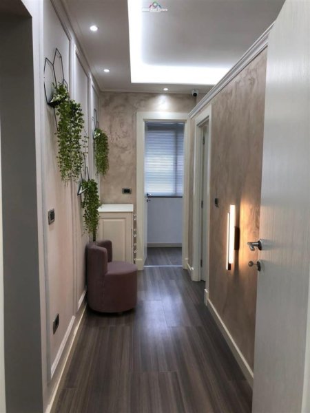 Tirane, jepet me qera dyqan Kati 0, 60 m² 600 € (BRRYLI)