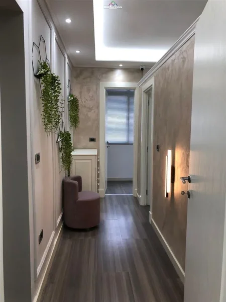 Tirane, jepet me qera dyqan Kati 0, 60 m² 600 € (BRRYLI)