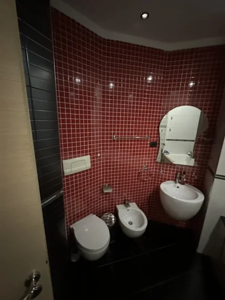 Tirane, jepet me qera apartament 1+1+Aneks+Ballkon Kati 8, 80 m² 550 € (Rruga kavajes)